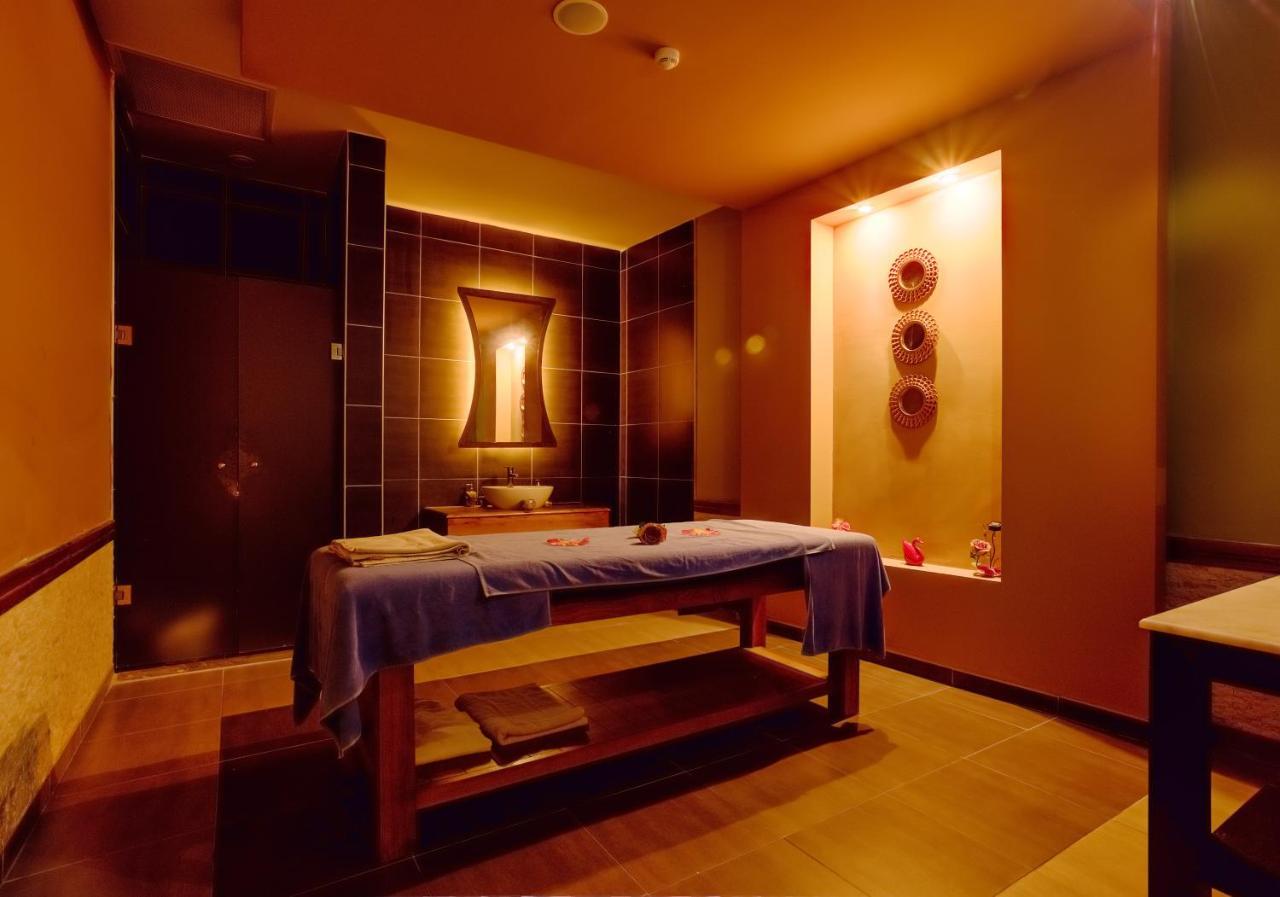Tui Magic Life Jacaranda Hotel Side Luaran gambar A massage table