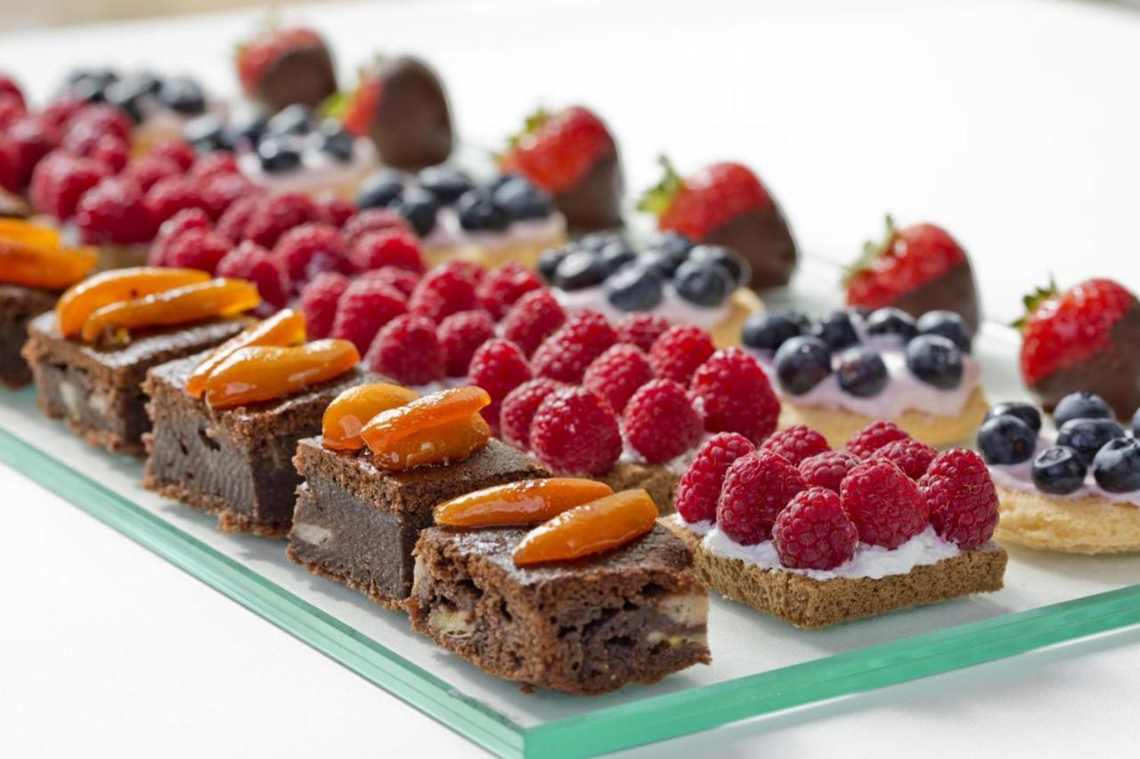 Tui Magic Life Jacaranda Hotel Side Luaran gambar A selection of petit fours