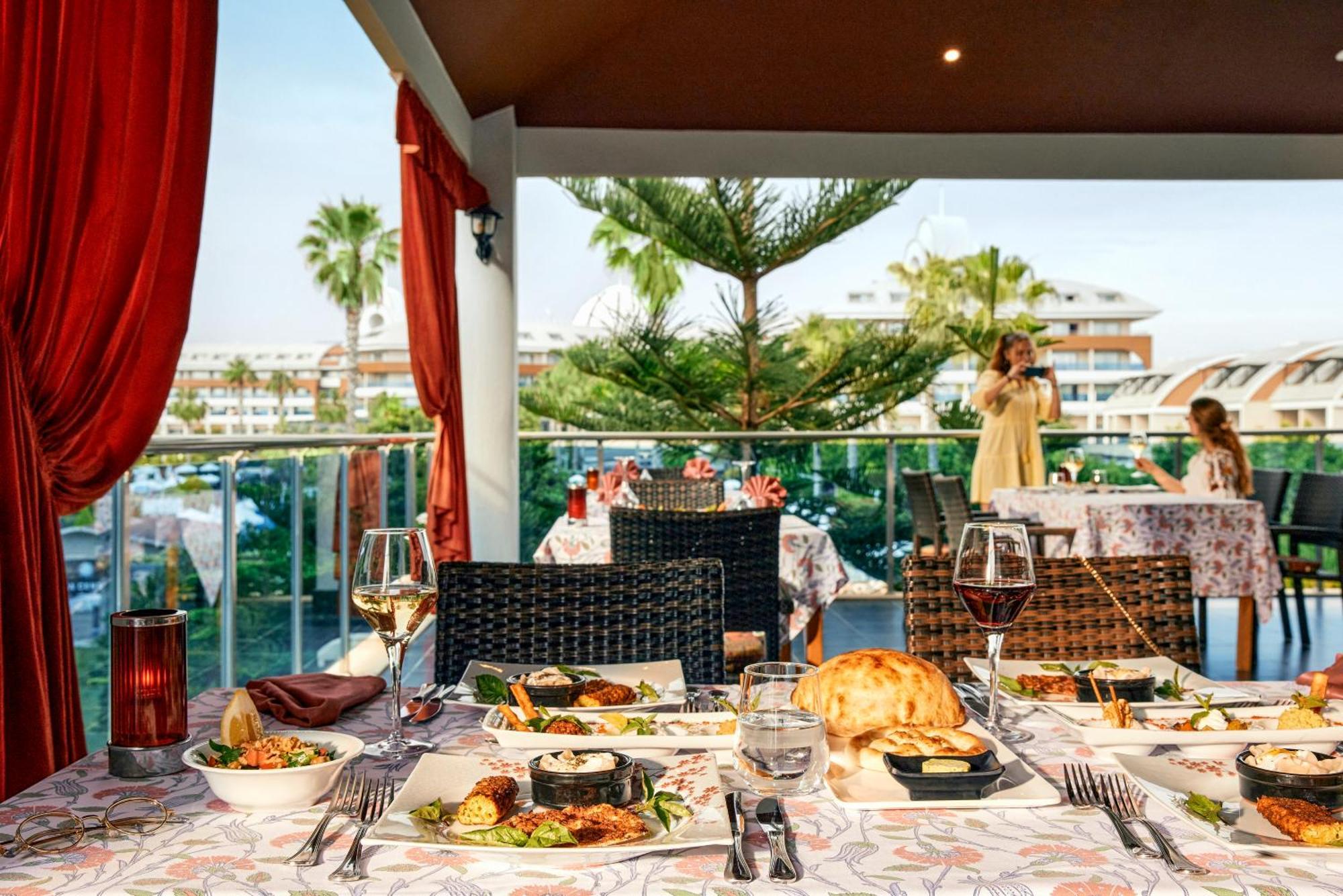 Tui Magic Life Jacaranda Hotel Side Luaran gambar The Deck