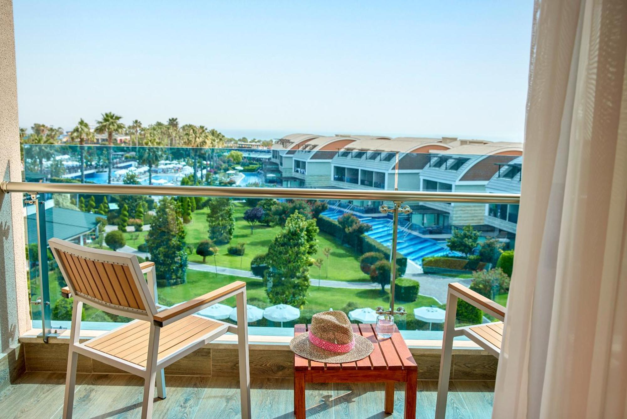 Tui Magic Life Jacaranda Hotel Side Luaran gambar A balcony at a hotel