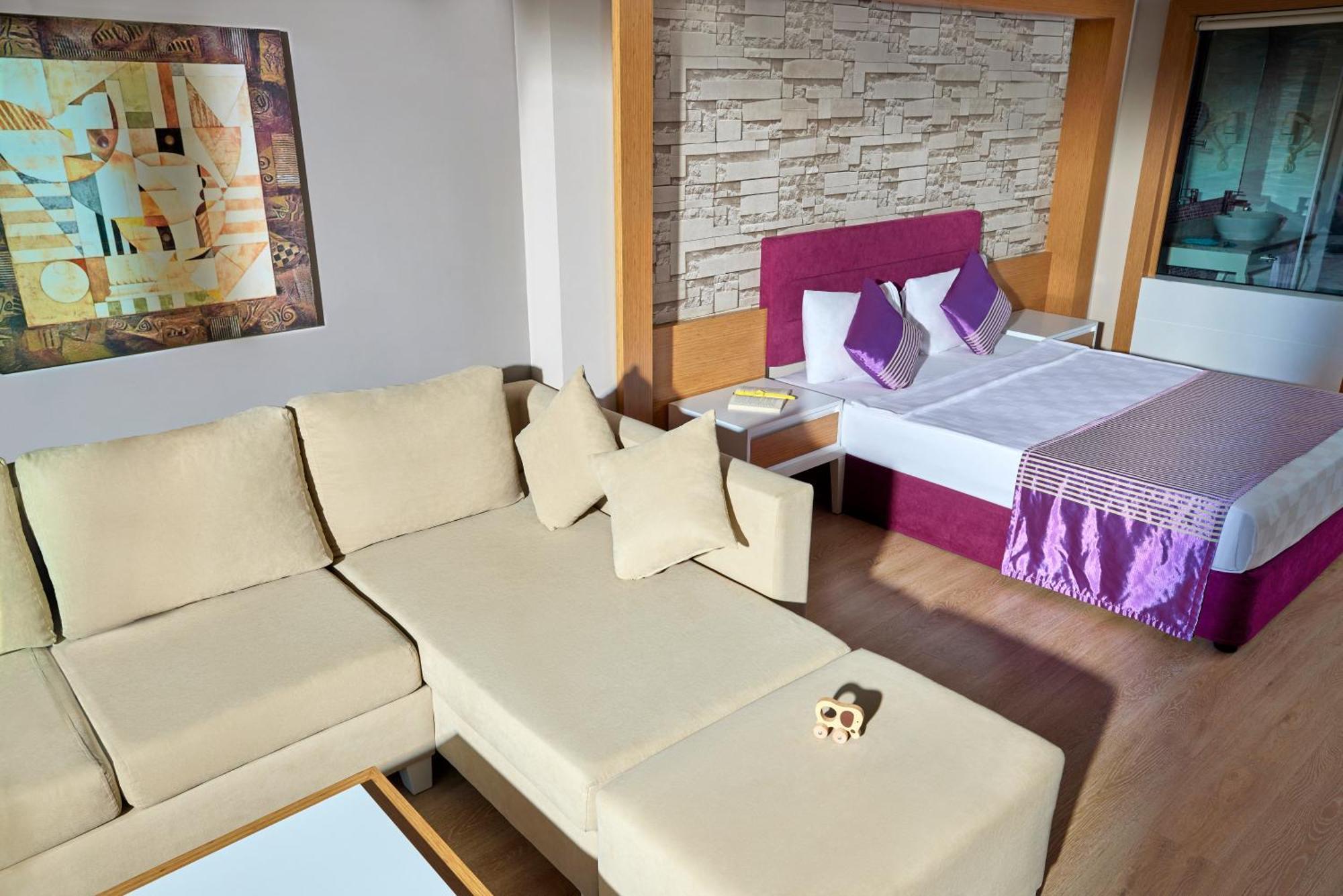 Tui Magic Life Jacaranda Hotel Side Luaran gambar A suite at the hotel