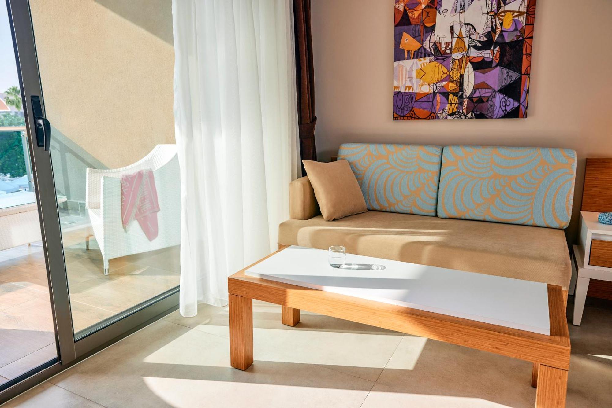Tui Magic Life Jacaranda Hotel Side Luaran gambar A sofa bed